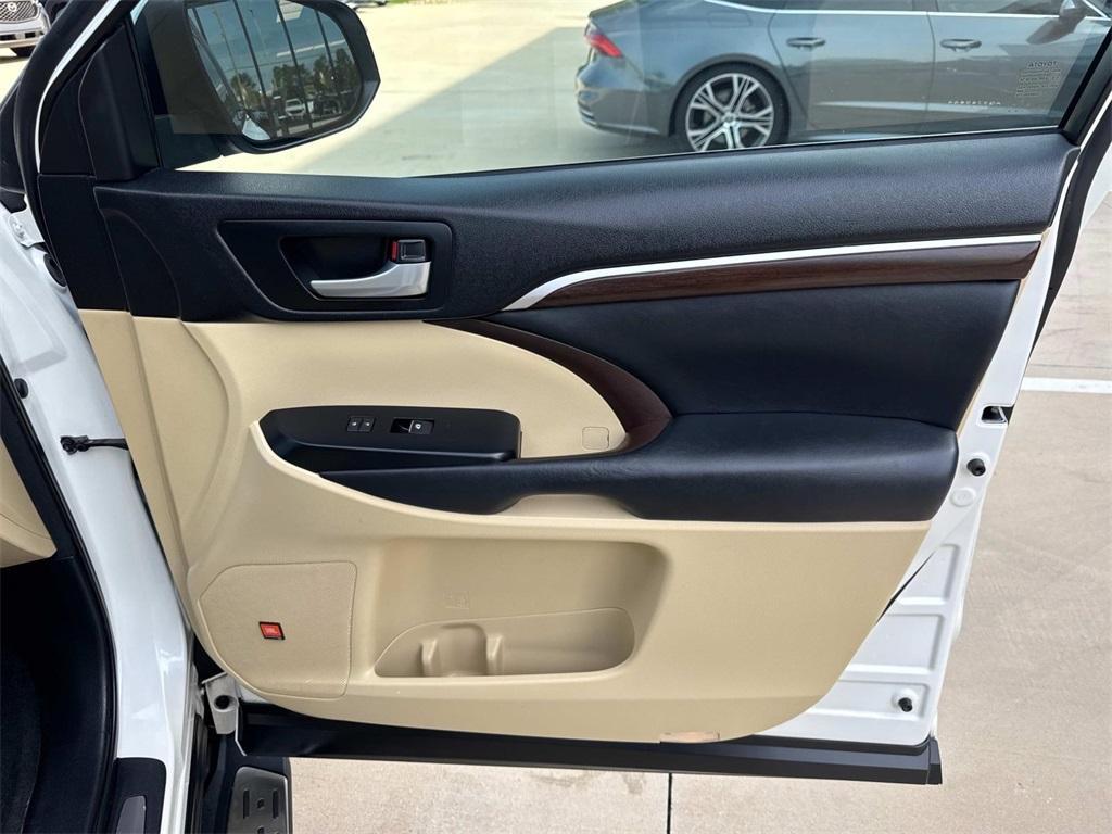 used 2015 Toyota Highlander car, priced at $19,490