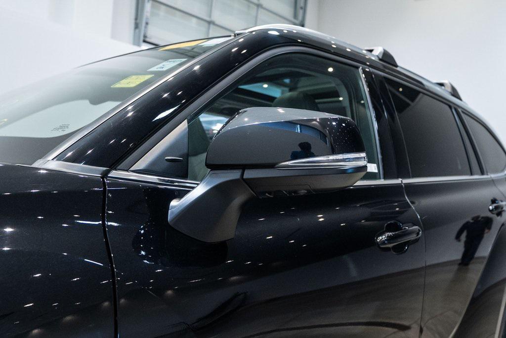 used 2022 Toyota Highlander Hybrid car, priced at $42,900