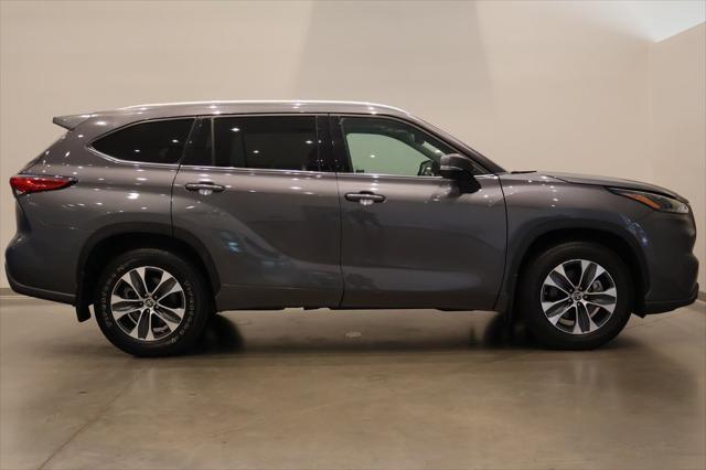 used 2022 Toyota Highlander car, priced at $33,500