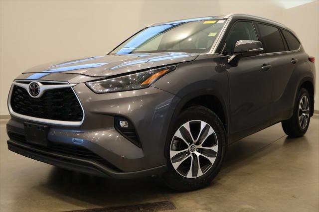 used 2022 Toyota Highlander car, priced at $33,500