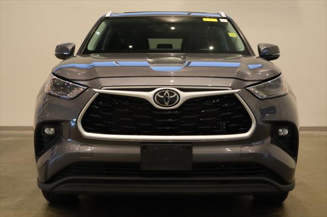 used 2022 Toyota Highlander car, priced at $33,500