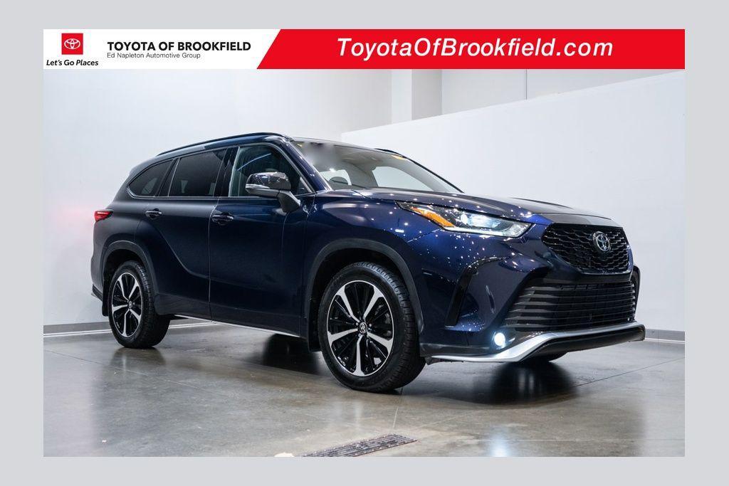 used 2022 Toyota Highlander car, priced at $33,998