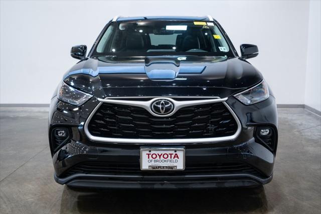 used 2022 Toyota Highlander car, priced at $37,163