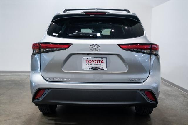 used 2022 Toyota Highlander car, priced at $38,900
