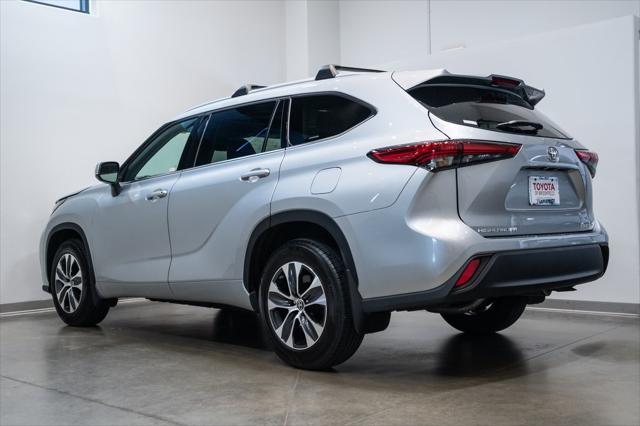 used 2022 Toyota Highlander car, priced at $38,900