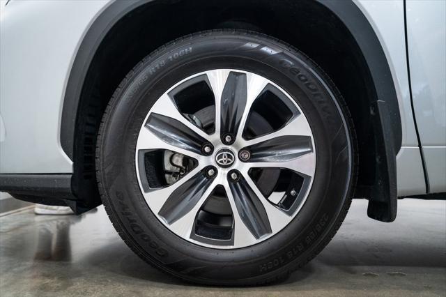 used 2022 Toyota Highlander car, priced at $38,900