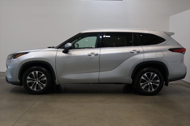 used 2022 Toyota Highlander car, priced at $38,412
