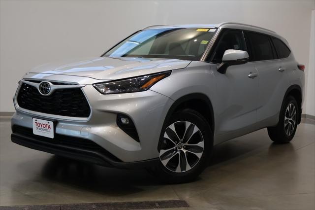 used 2022 Toyota Highlander car, priced at $38,412