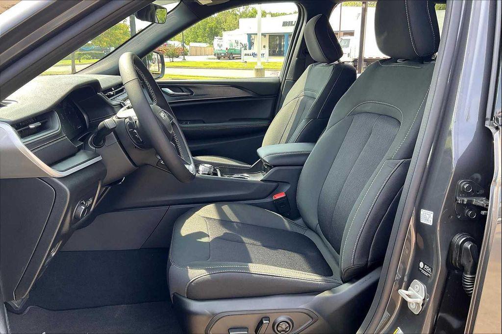 new 2025 Jeep Grand Cherokee car, priced at $40,000