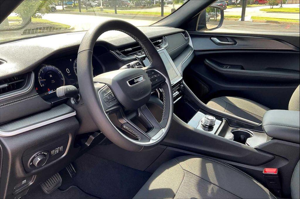 new 2025 Jeep Grand Cherokee car, priced at $40,000