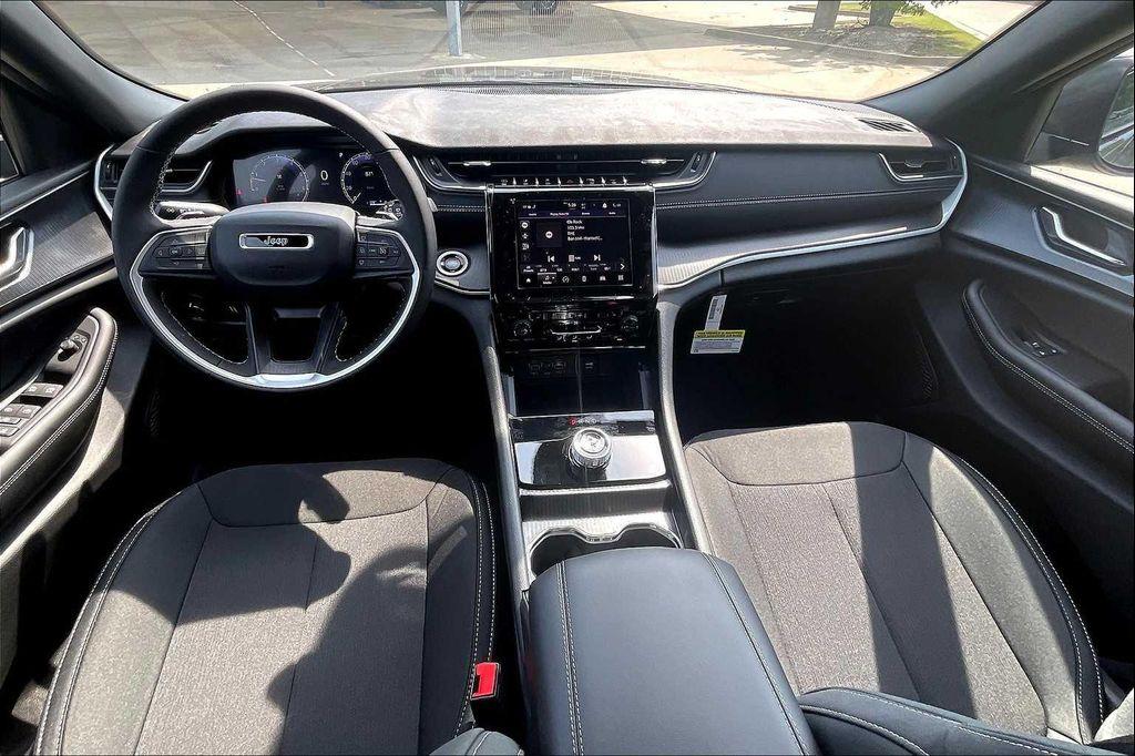 new 2025 Jeep Grand Cherokee car, priced at $40,000