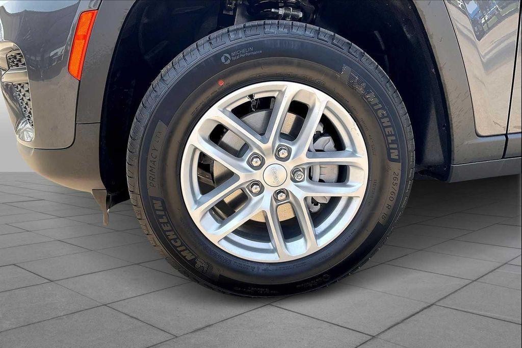 new 2025 Jeep Grand Cherokee car, priced at $40,000