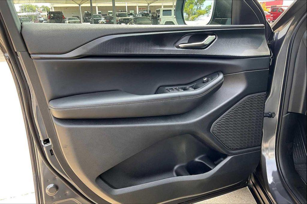 new 2025 Jeep Grand Cherokee car, priced at $40,000