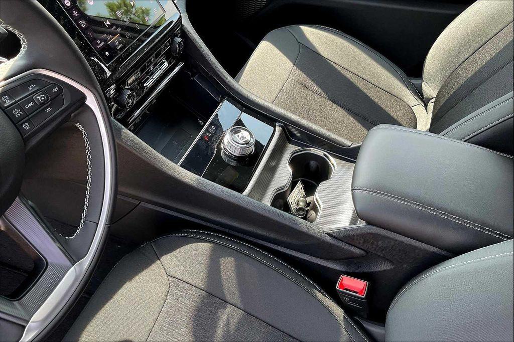 new 2025 Jeep Grand Cherokee car, priced at $40,000