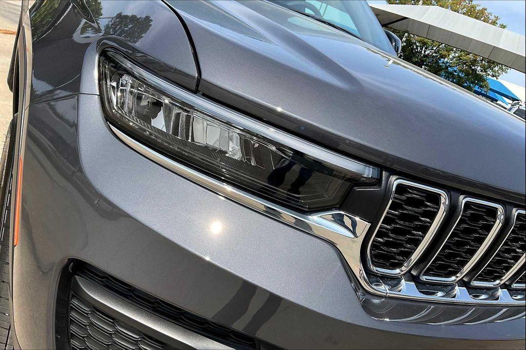 new 2025 Jeep Grand Cherokee car, priced at $40,000
