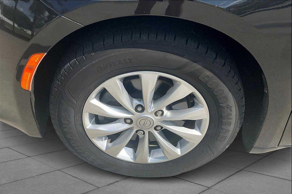 used 2018 Chrysler Pacifica car, priced at $15,500