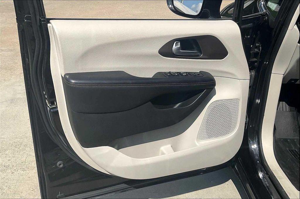 used 2018 Chrysler Pacifica car, priced at $15,500