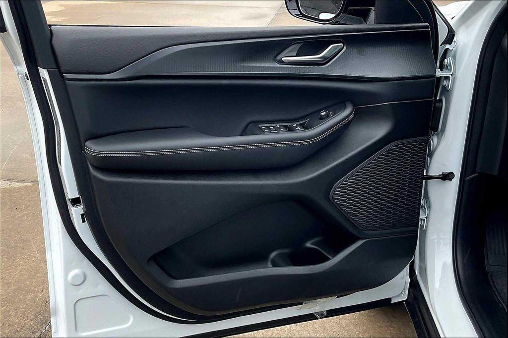 new 2025 Jeep Grand Cherokee car, priced at $43,130