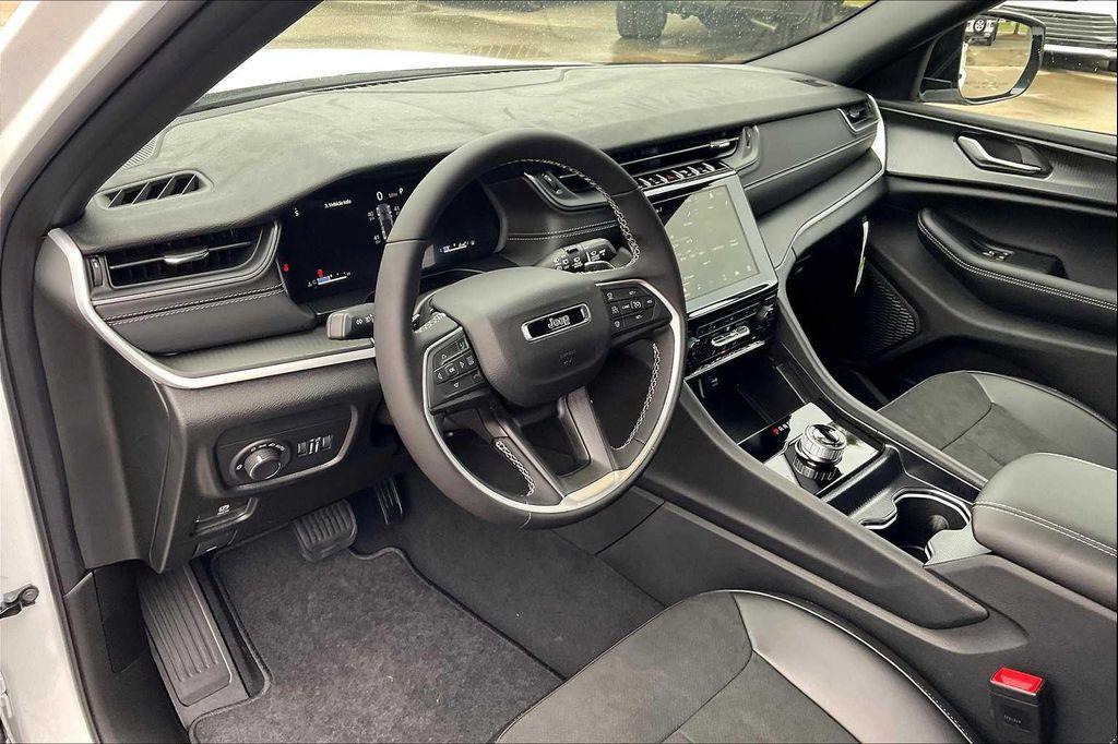 new 2025 Jeep Grand Cherokee car, priced at $43,130