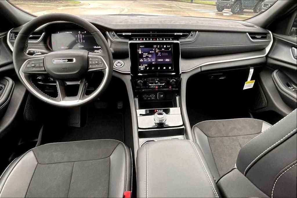 new 2025 Jeep Grand Cherokee car, priced at $43,130