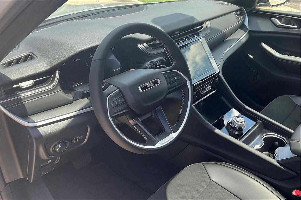new 2025 Jeep Grand Cherokee car, priced at $43,725