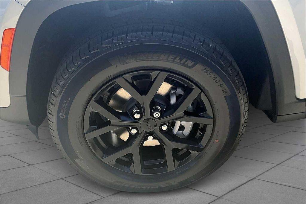 new 2025 Jeep Grand Cherokee car, priced at $43,725