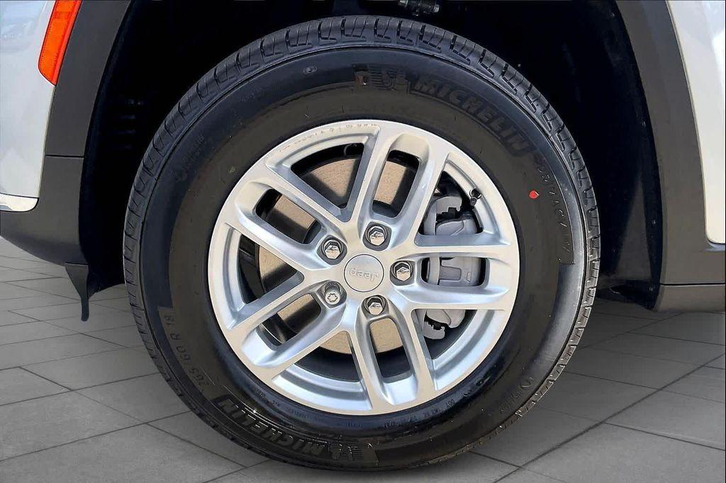new 2025 Jeep Grand Cherokee L car, priced at $42,915