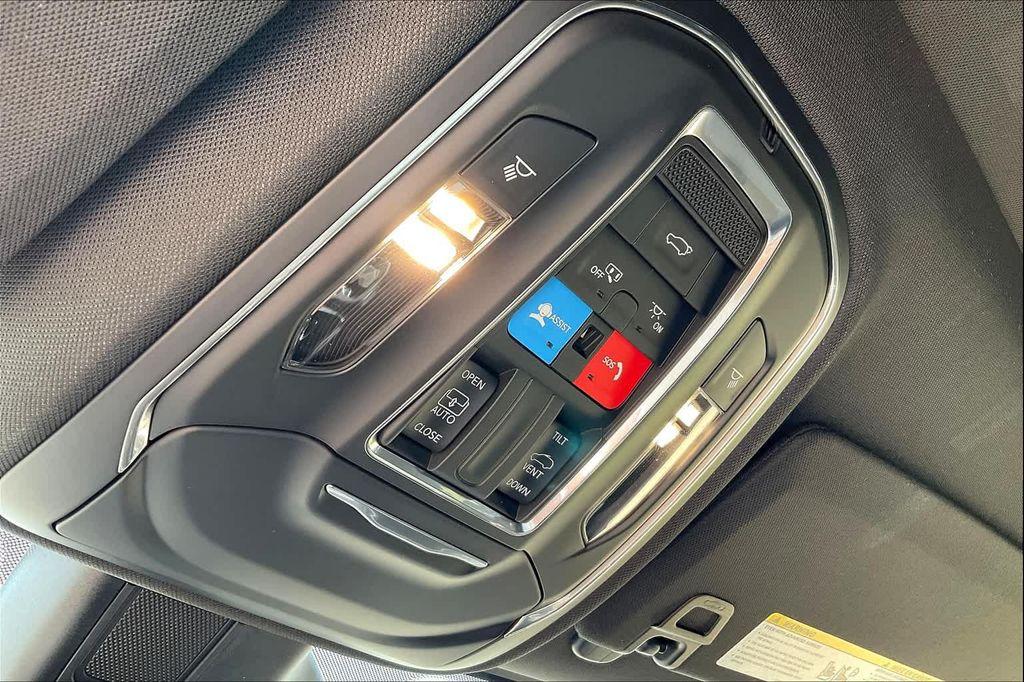 new 2025 Jeep Grand Cherokee car, priced at $40,670