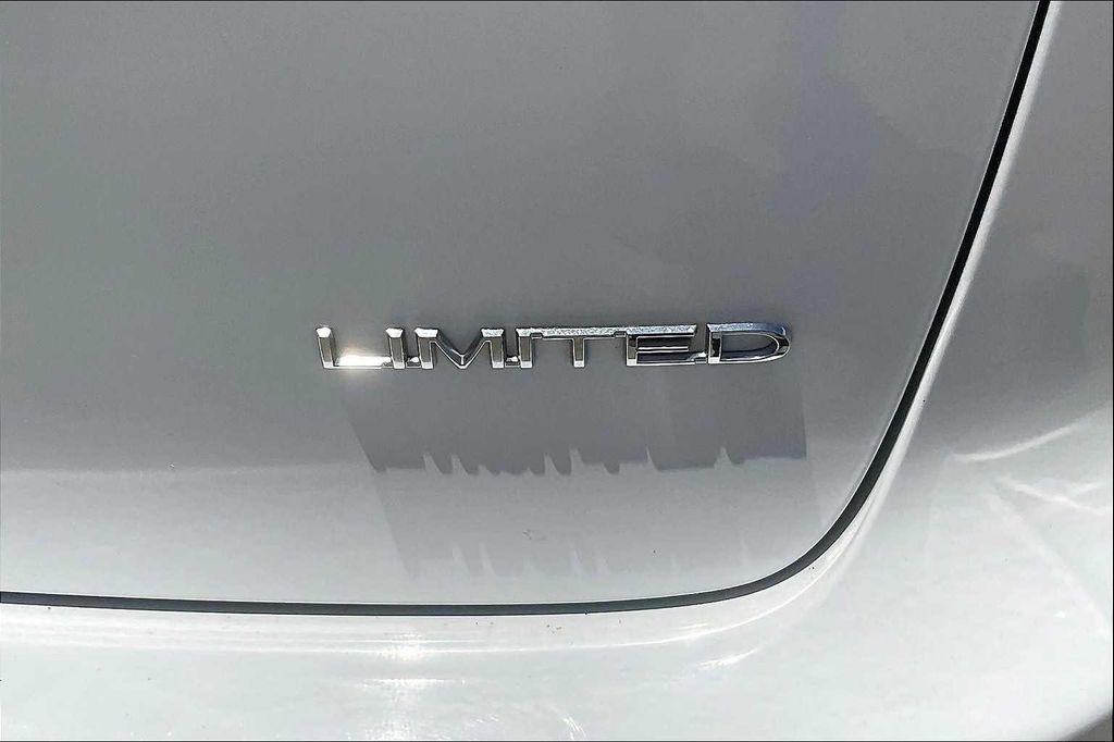 used 2018 Chrysler Pacifica car, priced at $17,999