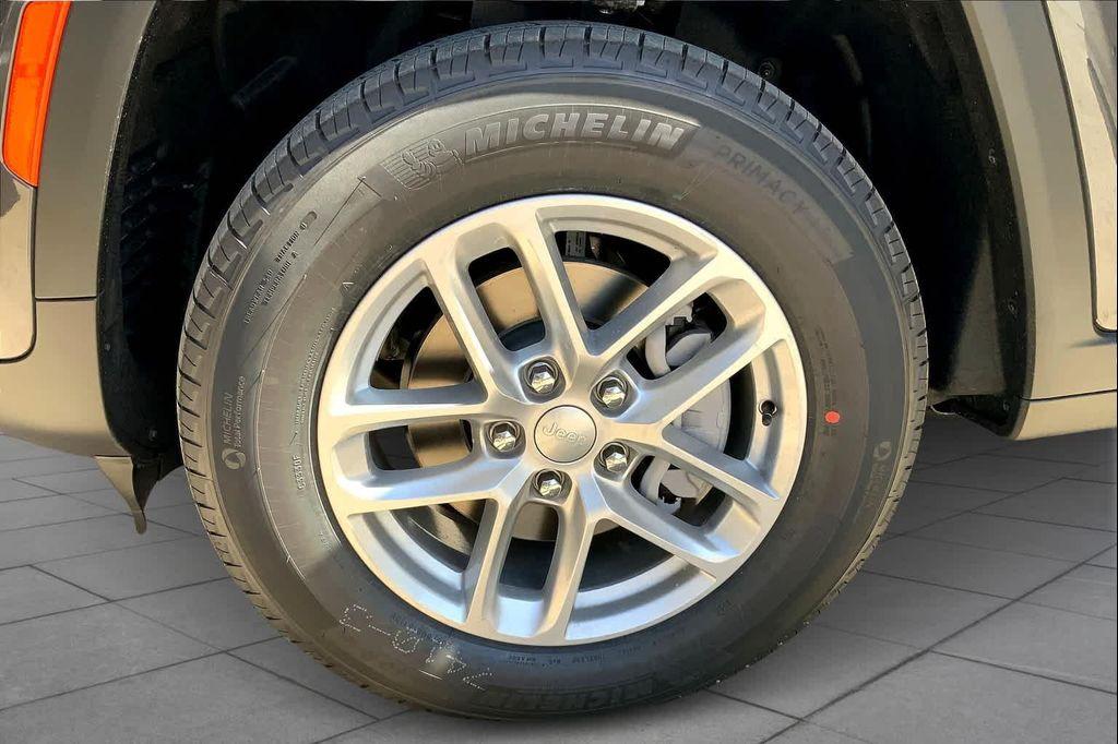 new 2025 Jeep Grand Cherokee car, priced at $37,975