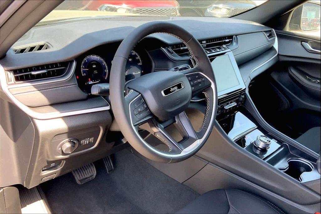 new 2025 Jeep Grand Cherokee car, priced at $37,975