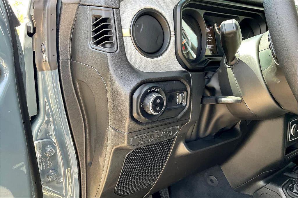 new 2025 Jeep Gladiator car, priced at $43,330