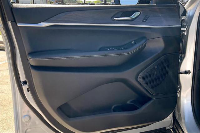 new 2025 Jeep Grand Cherokee car, priced at $48,000