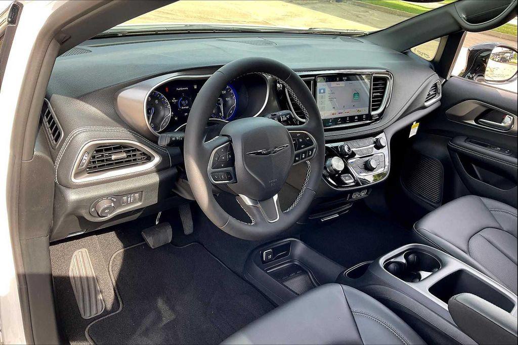 new 2025 Chrysler Pacifica car, priced at $45,725