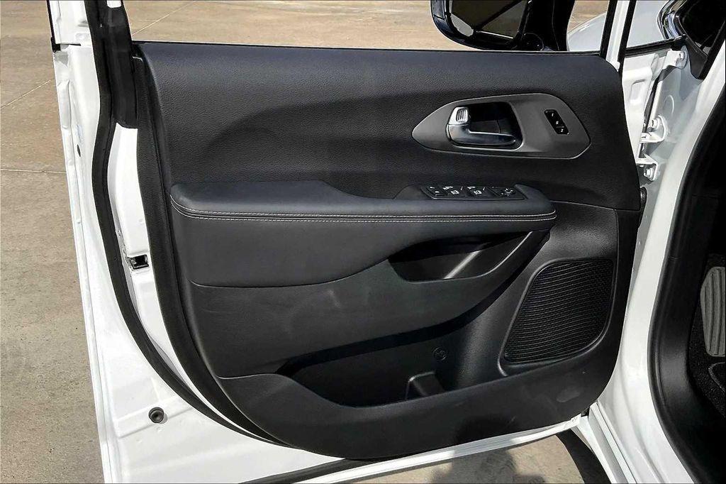 new 2025 Chrysler Pacifica car, priced at $45,725
