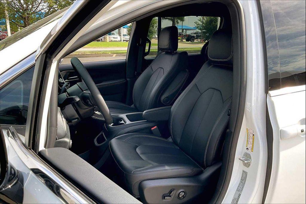new 2025 Chrysler Pacifica car, priced at $45,725