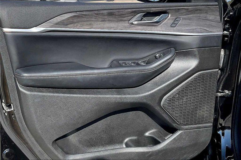 used 2024 Jeep Grand Cherokee L car, priced at $37,999