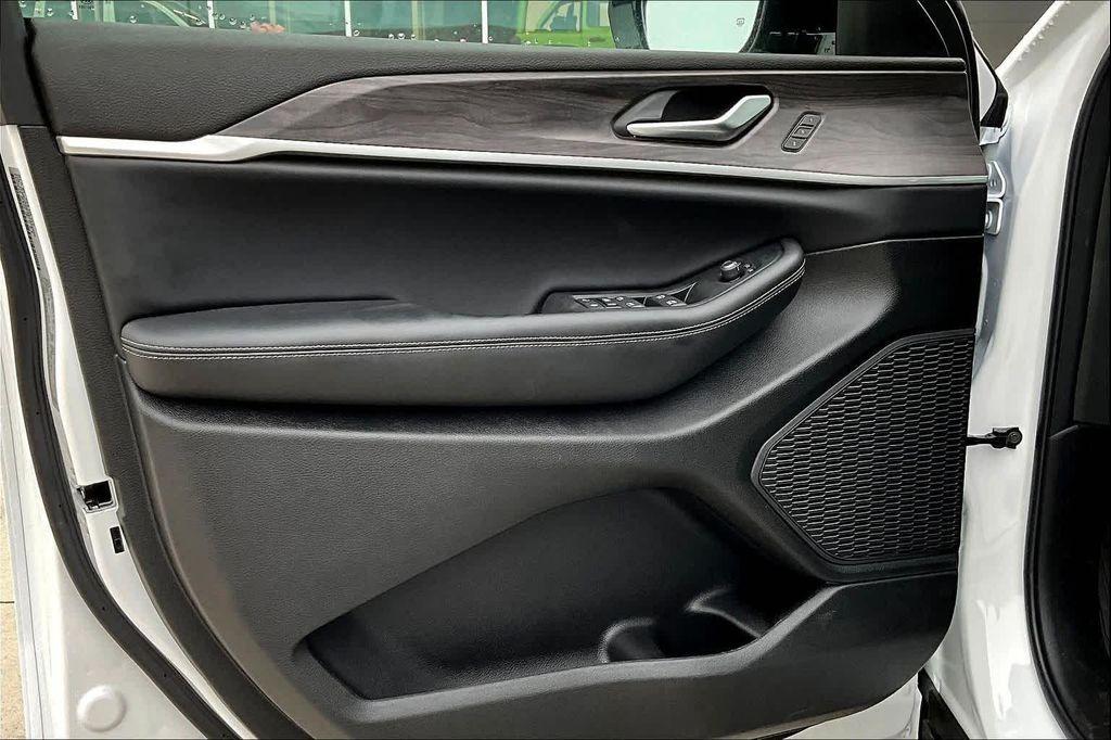 new 2025 Jeep Grand Cherokee car, priced at $44,825