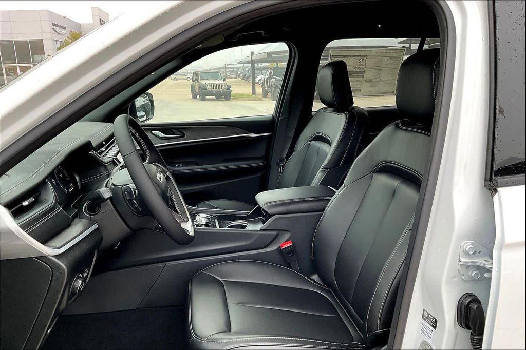 new 2025 Jeep Grand Cherokee car, priced at $44,825