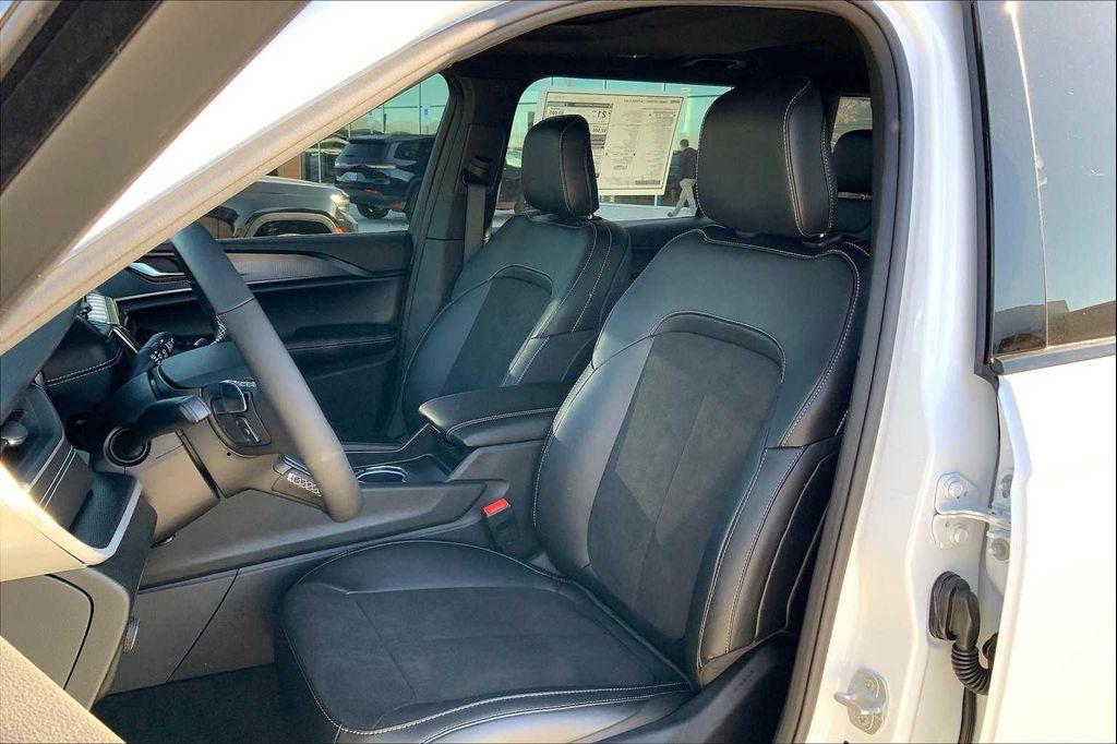 new 2025 Jeep Grand Cherokee L car, priced at $45,038