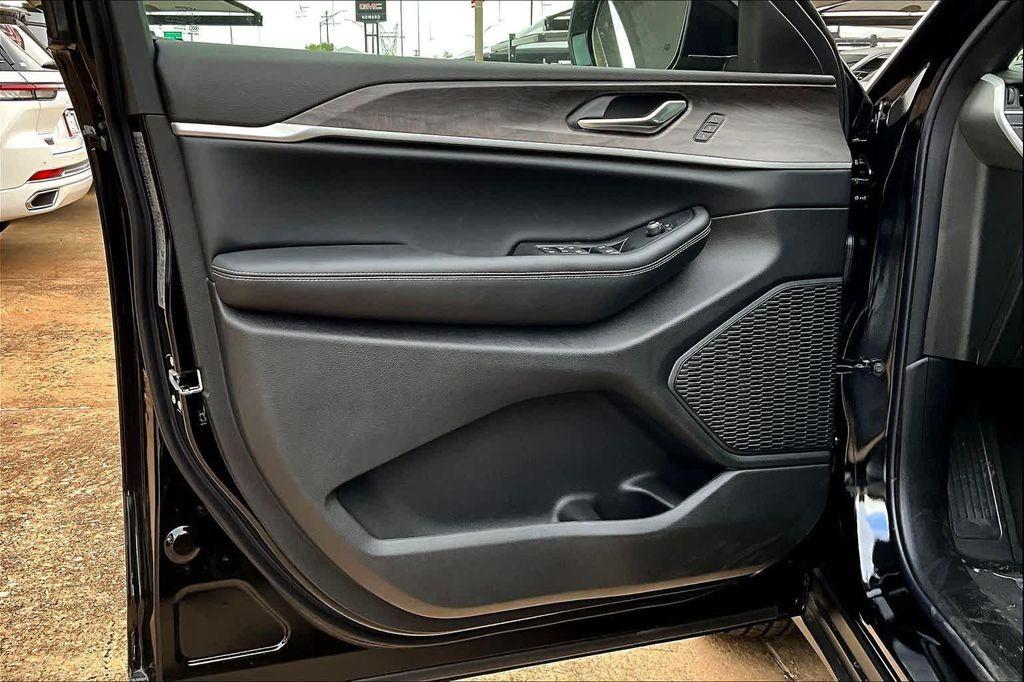 new 2025 Jeep Grand Cherokee car, priced at $41,880