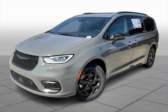 new 2025 Chrysler Pacifica Hybrid car, priced at $54,275