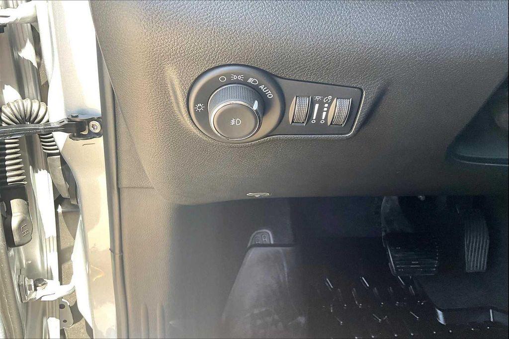 new 2025 Jeep Compass car, priced at $30,100