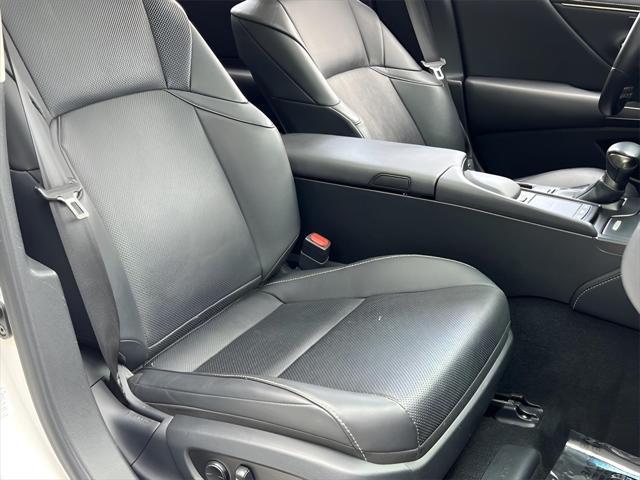 used 2019 Lexus ES 300h car, priced at $28,000