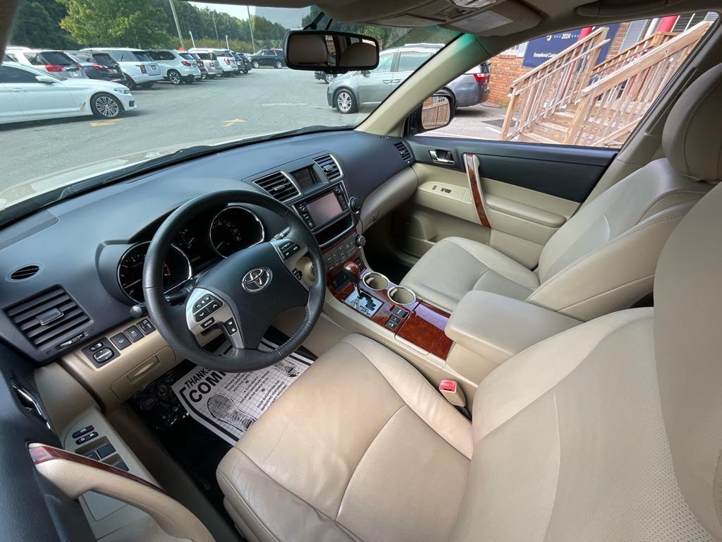used 2013 Toyota Highlander car, priced at $13,985