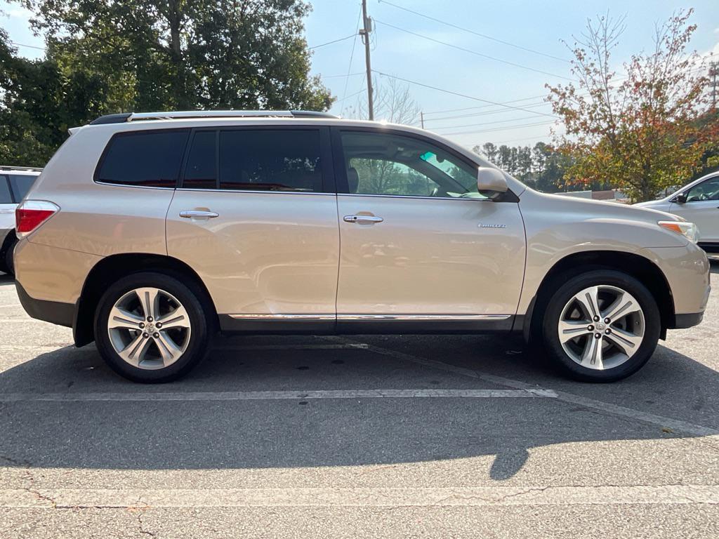 used 2013 Toyota Highlander car, priced at $13,985