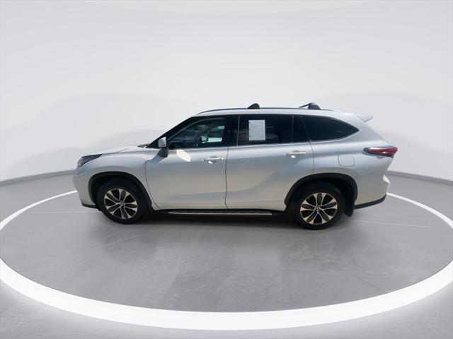 used 2021 Toyota Highlander car, priced at $28,999