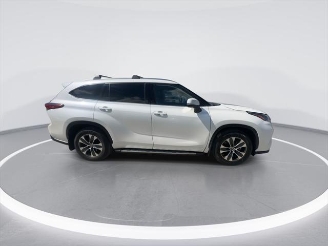 used 2021 Toyota Highlander car, priced at $28,999