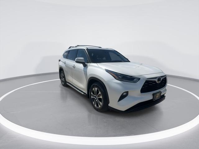 used 2021 Toyota Highlander car, priced at $28,999