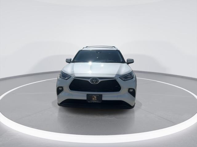 used 2021 Toyota Highlander car, priced at $28,999